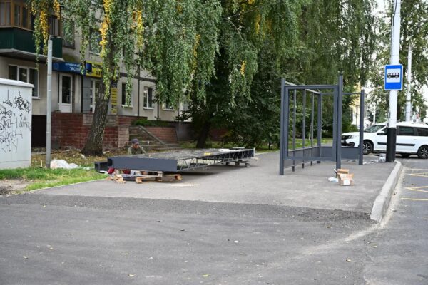 В Тамбове на улице Чичканова монтируют три новые остановки