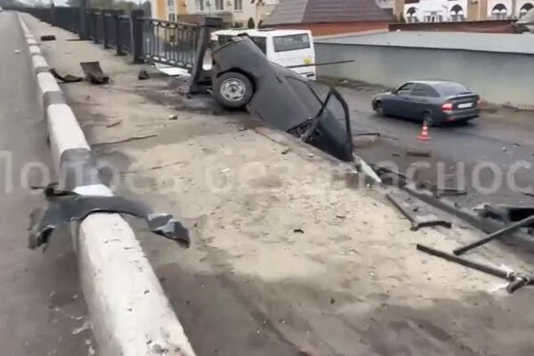 В Тамбове «десятка» пробила ограждение и упала с путепровода на Октябрьской