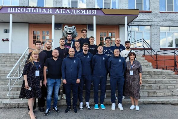 Баскетболисты «Тамбова» явились на выборы всей «стаей» и с талисманом-волком