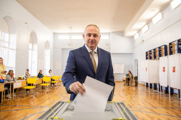 Максим Косенков в первый день проголосовал на своем избирательном участке в Тамбове