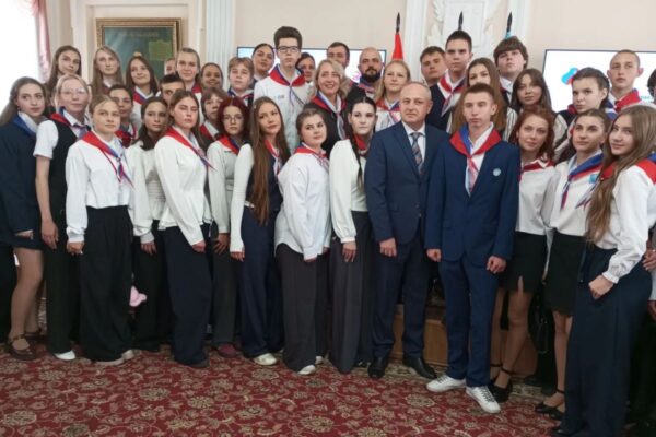 Тамбовским школьникам вручили удостоверения специалистов детской мэрии