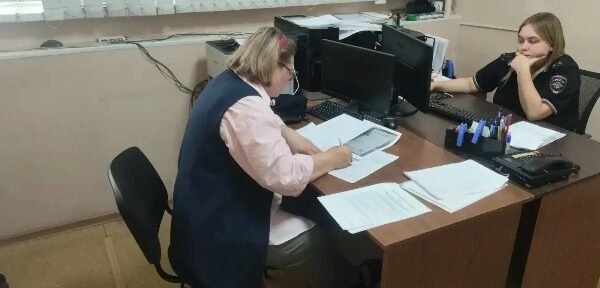 Тамбовчанку задержали за расклейку объявлений на остановках