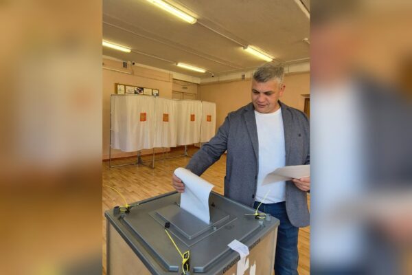 Константин Кутейников пришел на выборы с семьей, а его старшая дочь впервые проголосовала