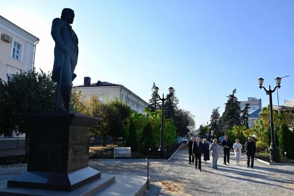 В Тамбове в сквере на Октябрьской укладывают тротуарную плитку и обустраивают фонтаны