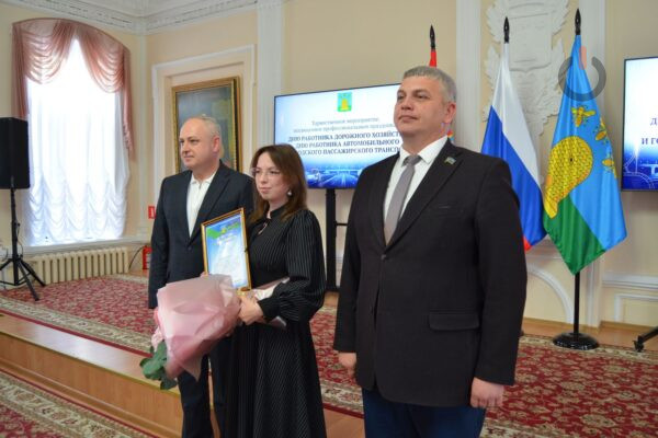 В администрации Тамбова наградили 18 работников дорожной сферы