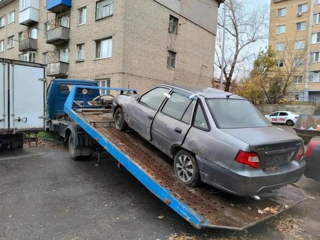 Эвакуация брошенного автомобиля. Фото пресс-службы администрации города