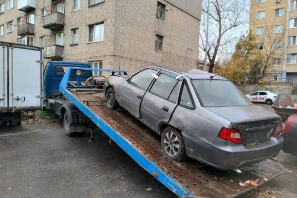 В Тамбове на Мичуринской из двора вывезли брошенную машину