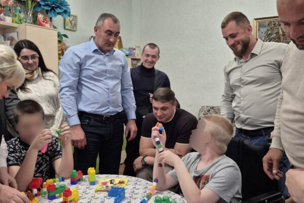 Депутаты «Единой России» привезли в интернат «Мишутка» подарки для особенных детей