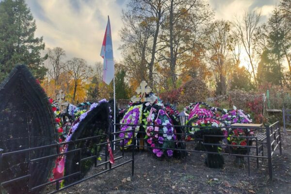 Тамбовские волонтёры запустили акцию по уборке захоронений участников СВО «Память героев»