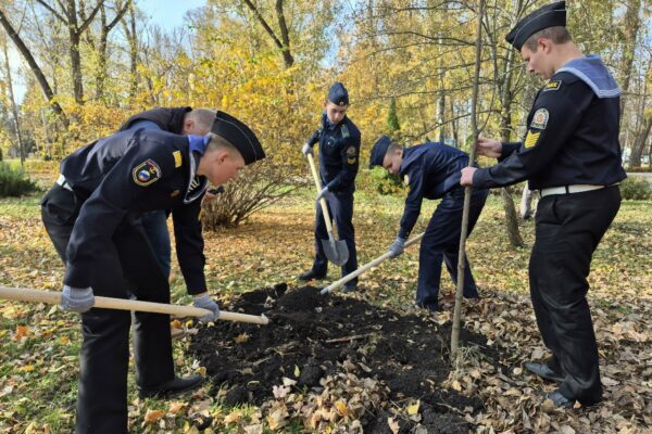 Тамбовские кадеты высадили 15 клёнов в сквере имени Юрия Еремеева