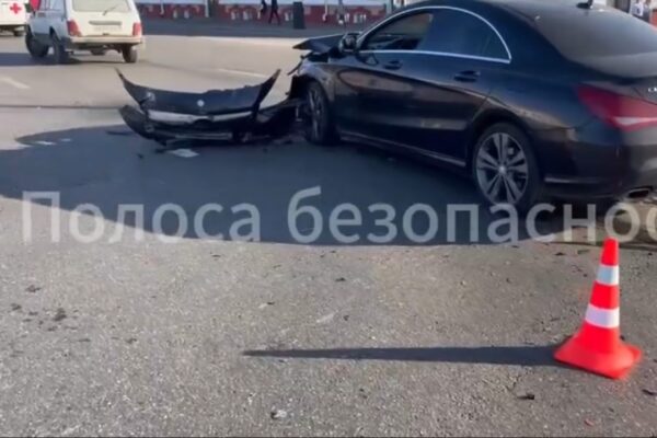 В Тамбове на площади Ленина столкнулись УАЗ скорой помощи и «Мерседес»